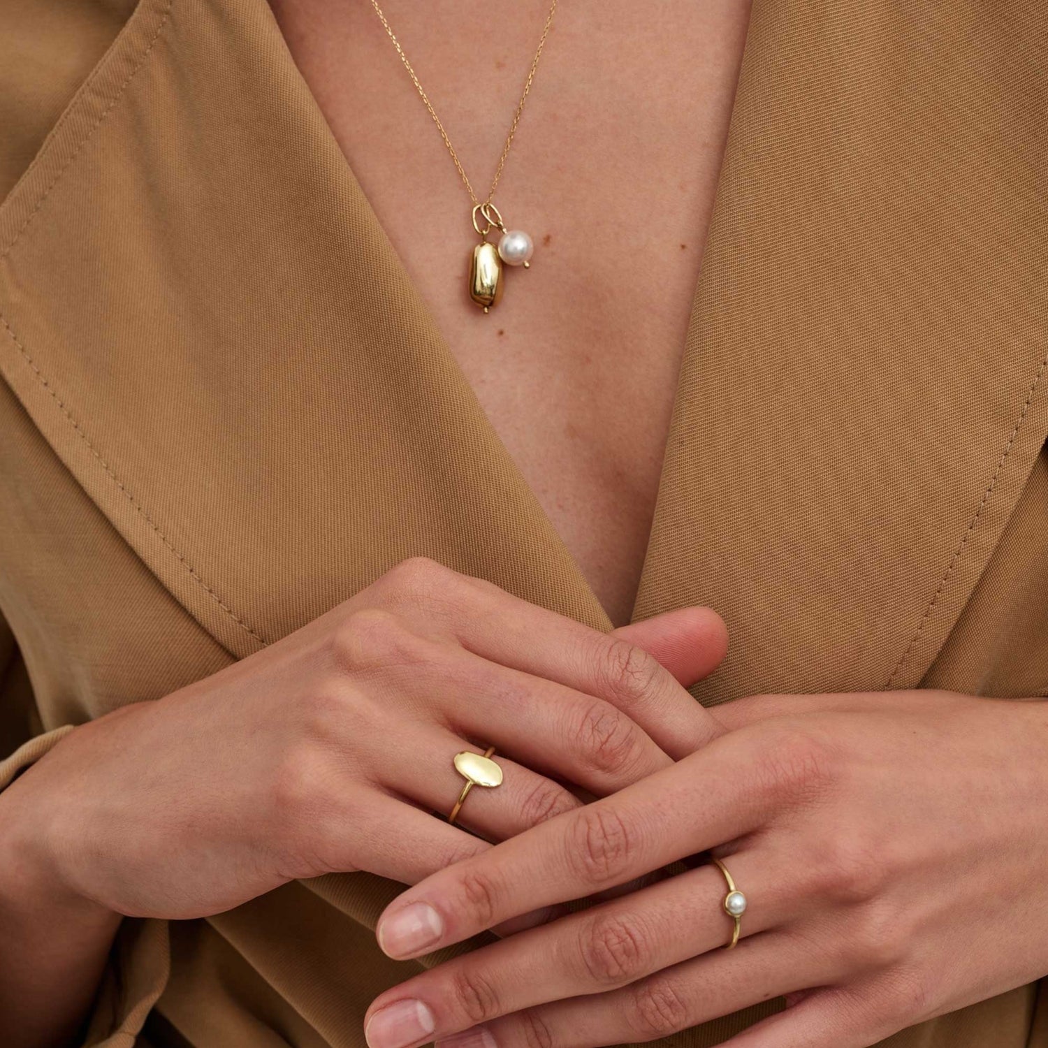 Zawieszka złota Pearl N°7_bizuteria_jubiler_krakow_jubiler_warszawa_atelier_beller_atelier_warszawa_atelier_krakow_bizuteria_personalizowana.