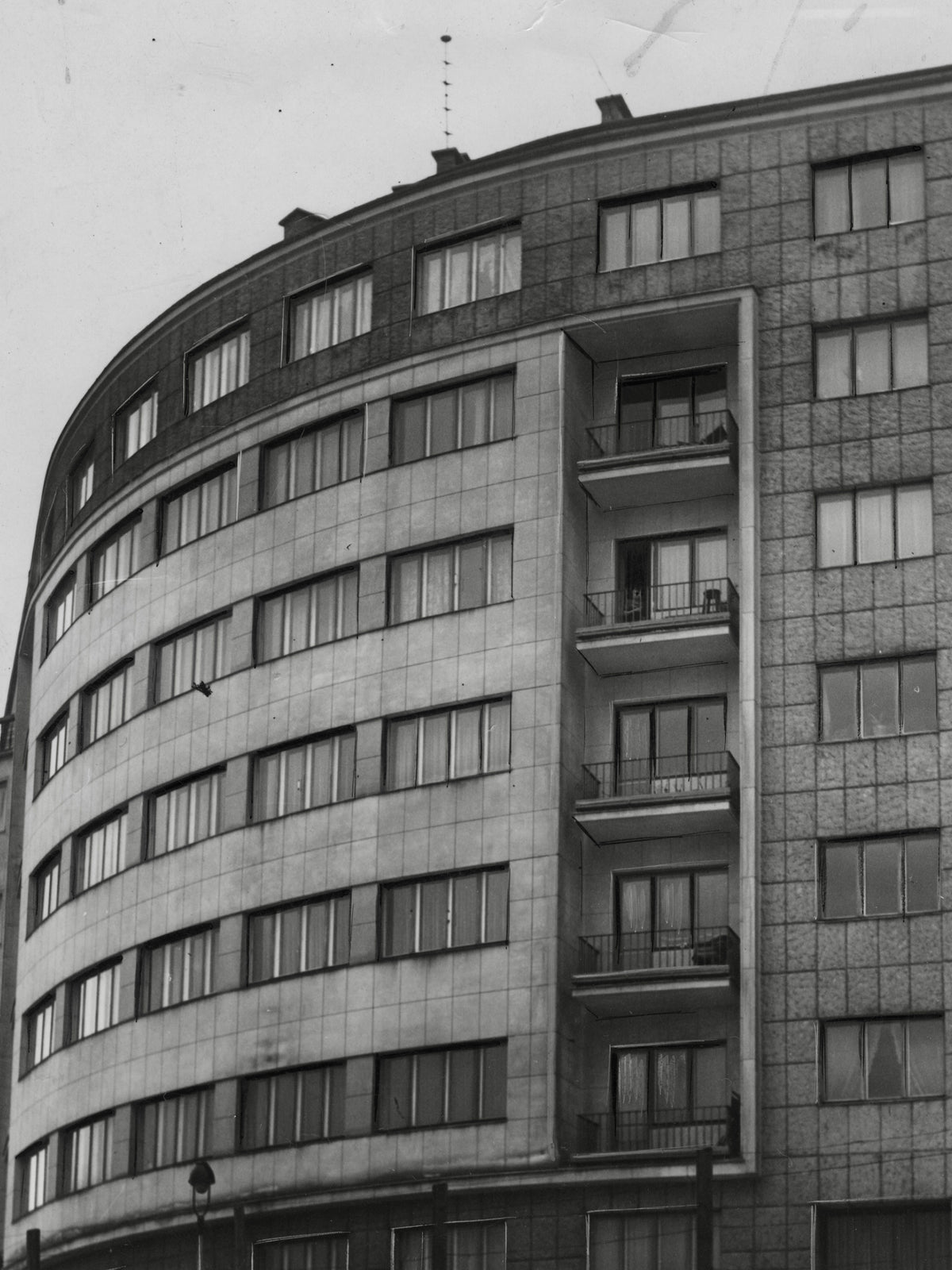 Pasmowe okna kamienicy Weissa i Rosenweinów w Warszawie, fotografia archiwalna