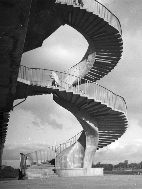 Spiralne schody przy Moście Gdańskim w Warszawie, fotografia archiwalna