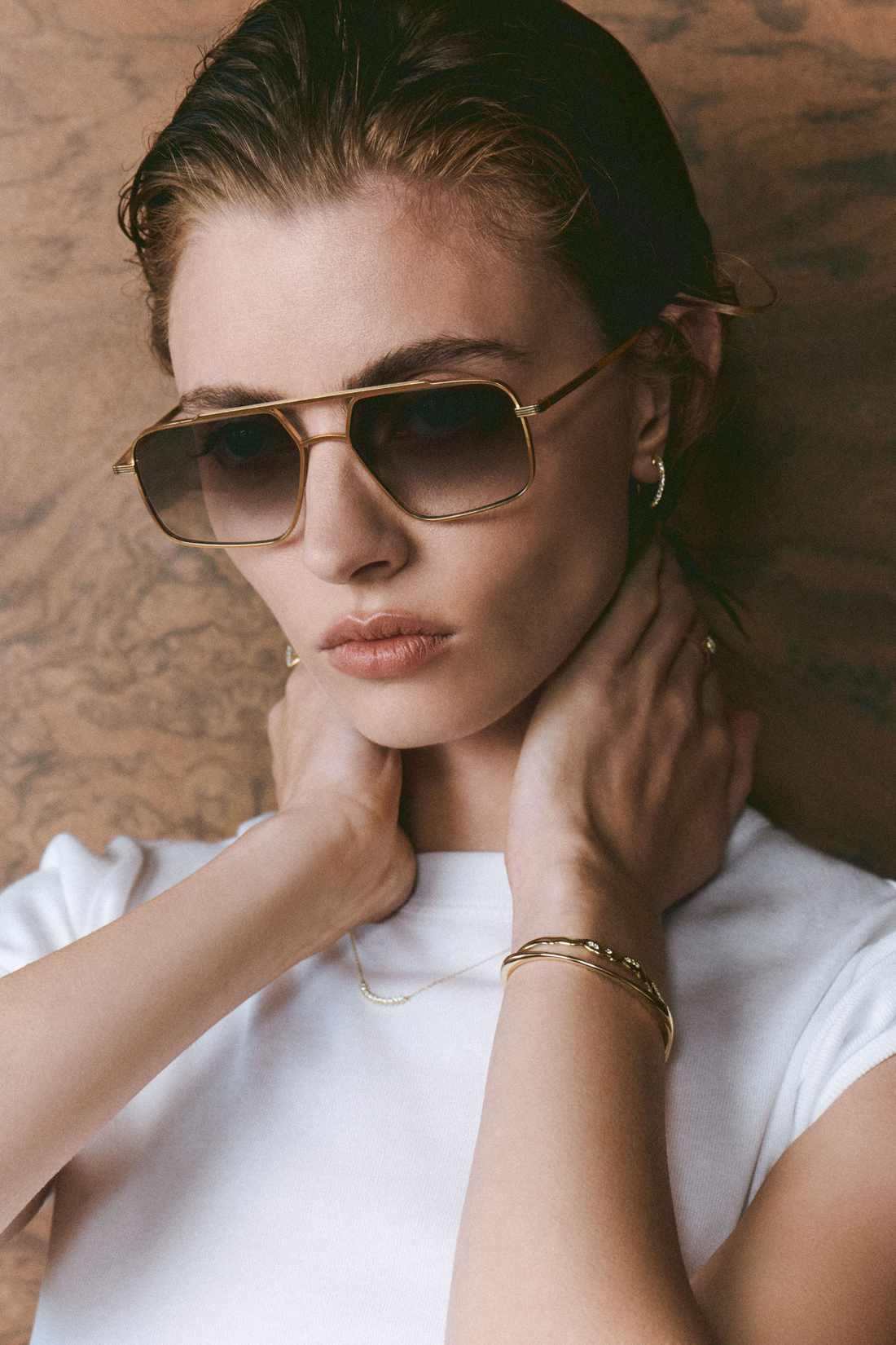 Modelka w złotych oprawkach okularów BELLER Eyewear N°2 ze złota próby 585