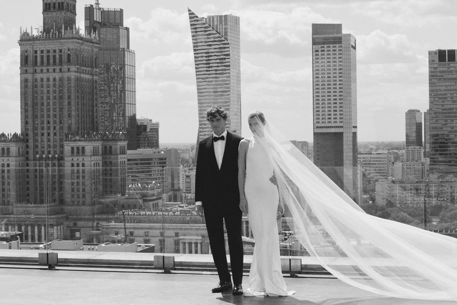 Obrączka z brylantami BELLER na modelce, komplet biel Soulmate i Bridal