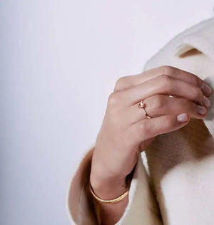 złoty pierścionek z szafirem i brylantami na ręce znajduje się bransoletka BELLER