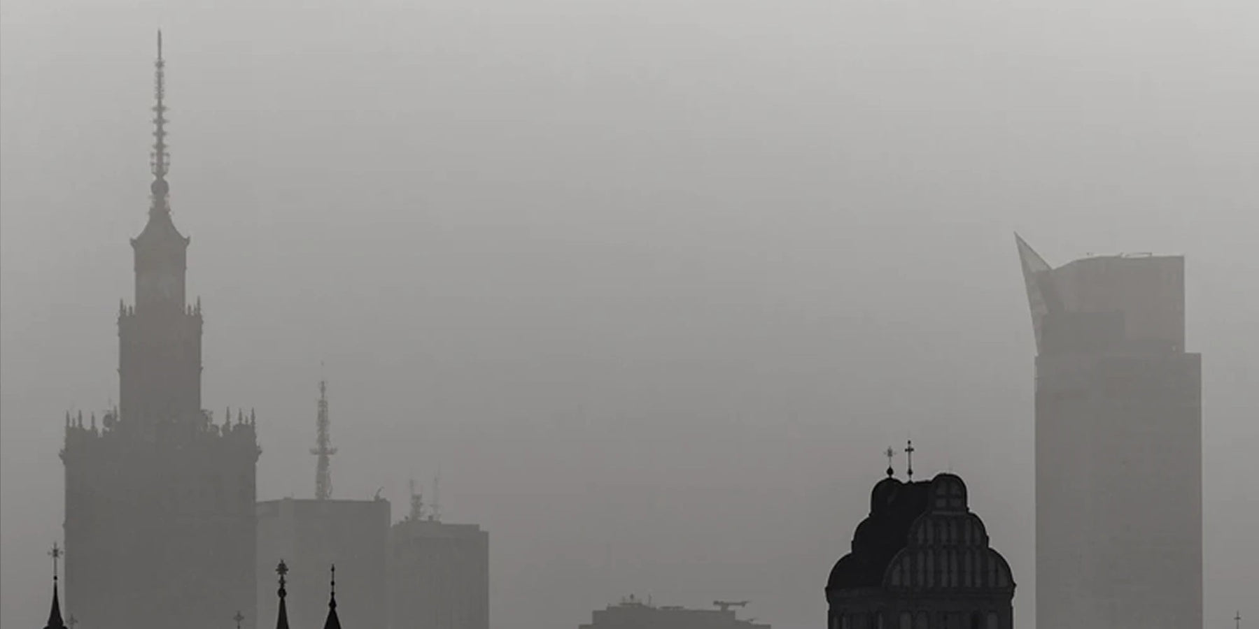 Panorama Warszawy we mgle: Pałac Kultury, Varso i kopuła kościoła. Umów spotkanie w butiku BELLER