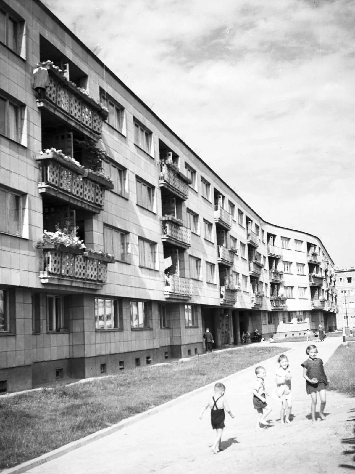 Galeriowiec Uśmiech Heleny na osiedlu Koło II w Warszawie, fotografia archiwalna