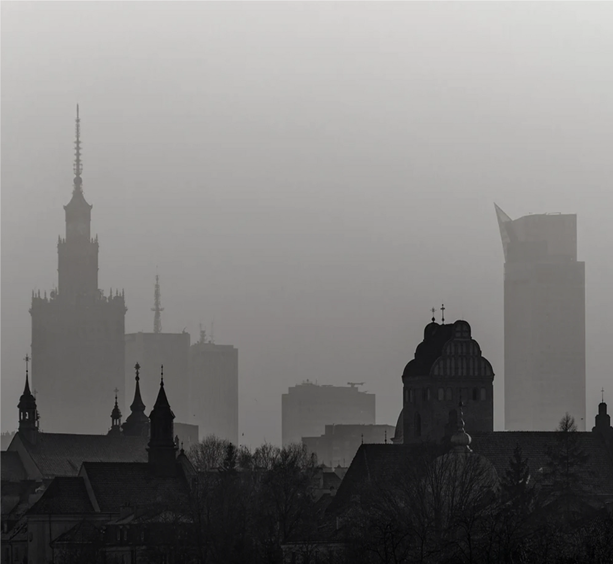 Panorama Warszawy we mgle: Pałac Kultury, Varso i kopuła kościoła. Umów spotkanie w butiku BELLER