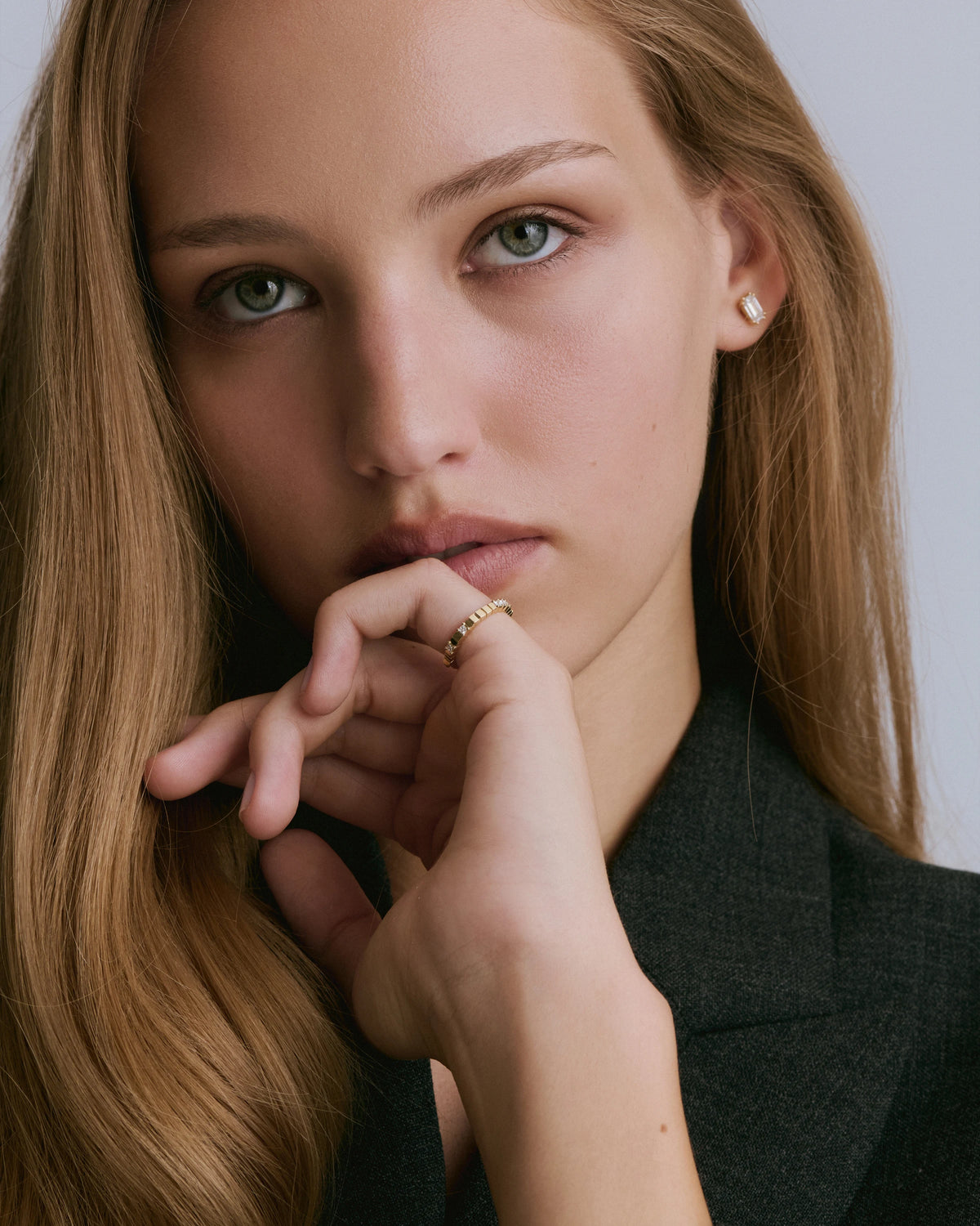 Gold ring Modernism N°11 on a model's hand